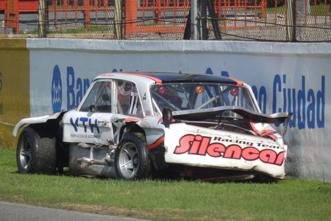 Así quedó el Ford de Daniel Pica tras el accidente sufrido en la serie de la Clase B el domingo por la mañana en el Gálvez.